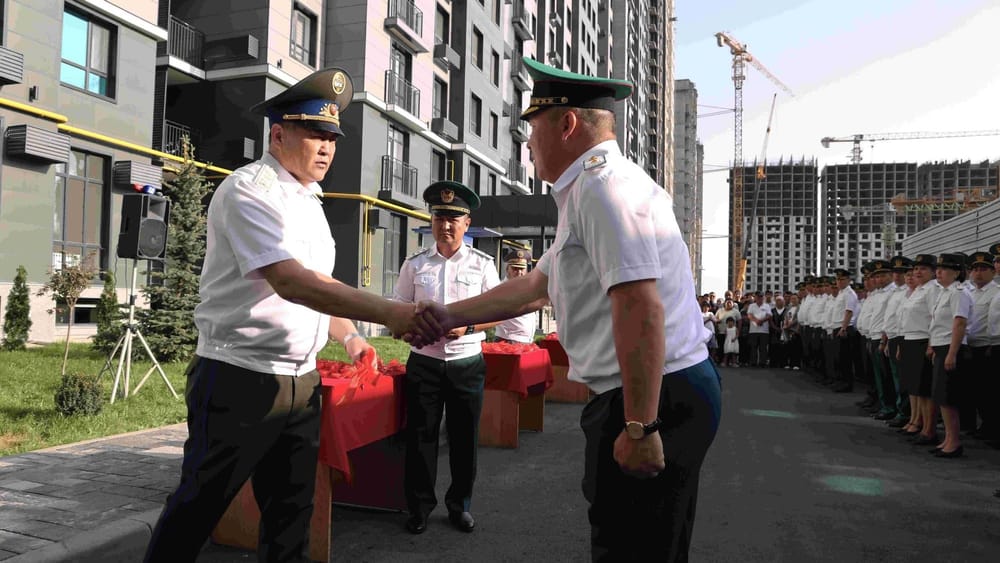 Камчыбек Ташиев вручил 77 пограничникам ключи от квартир в Бишкеке изображение публикации