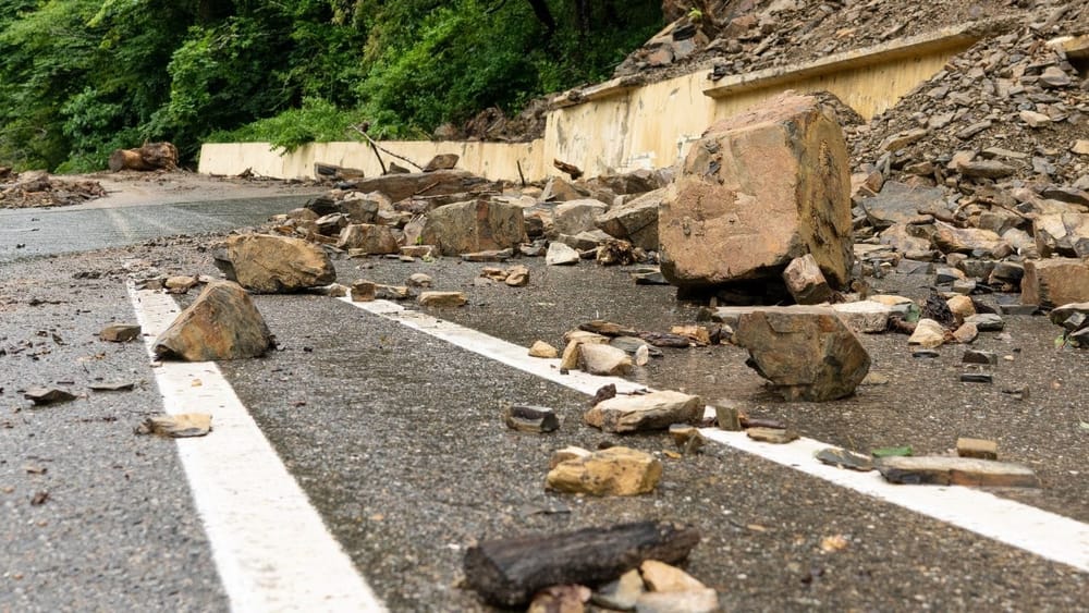 Трассу Арал — Казарман расчищают от оползня и камнепада изображение публикации