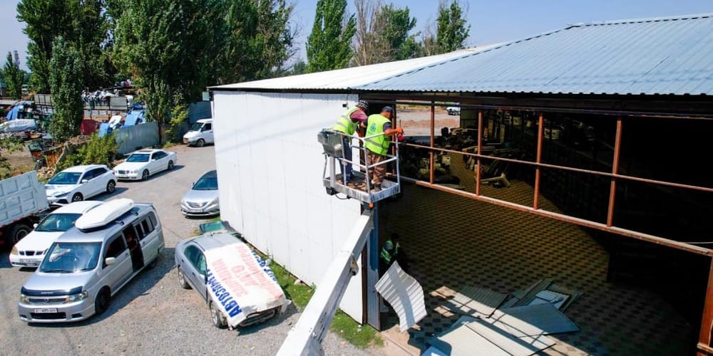 В Бишкеке начат демонтаж незаконных объектов по ул. Профсоюзной для строительства сквера изображение публикации