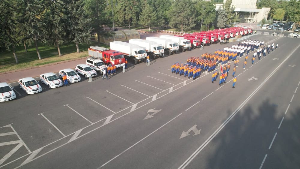 МЧС вручили 28 единиц спецтехники и 500 комплектов экипировки ко Дню спасателя изображение публикации