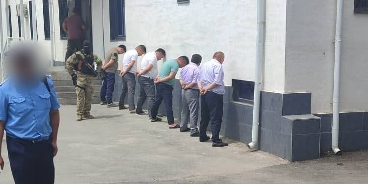 В Оше задержаны муниципальные чиновники – их подозревают в незаконной продаже земли изображение публикации