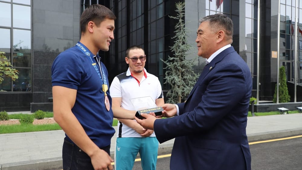 Камчыбек Ташиев подарил автомобиль бронзовому призеру Кубка мира по боксу изображение публикации