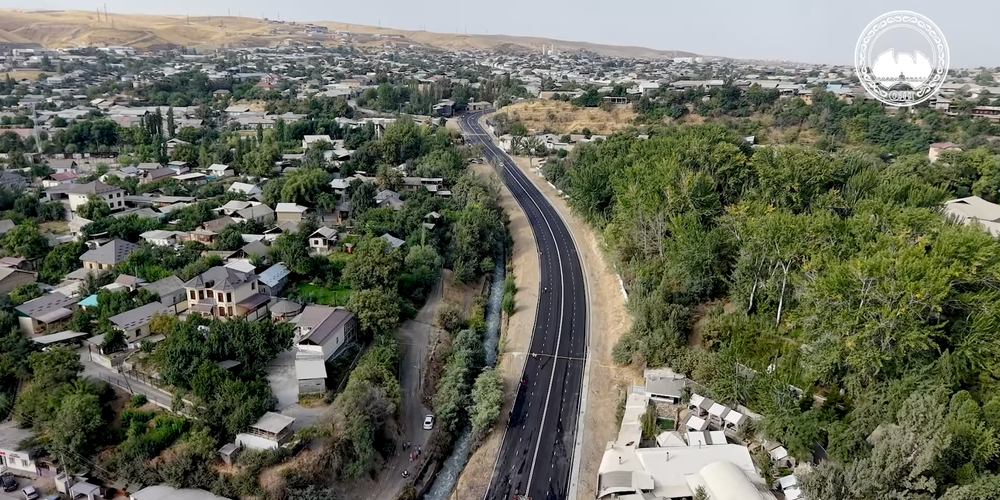 На улице Куренкеева в Оше уложили асфальт впервые за 60 лет изображение публикации