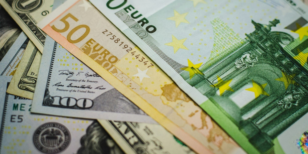 Доллар и евро укрепились, рубль просел — официальный курс НБ КР на выходные изображение публикации