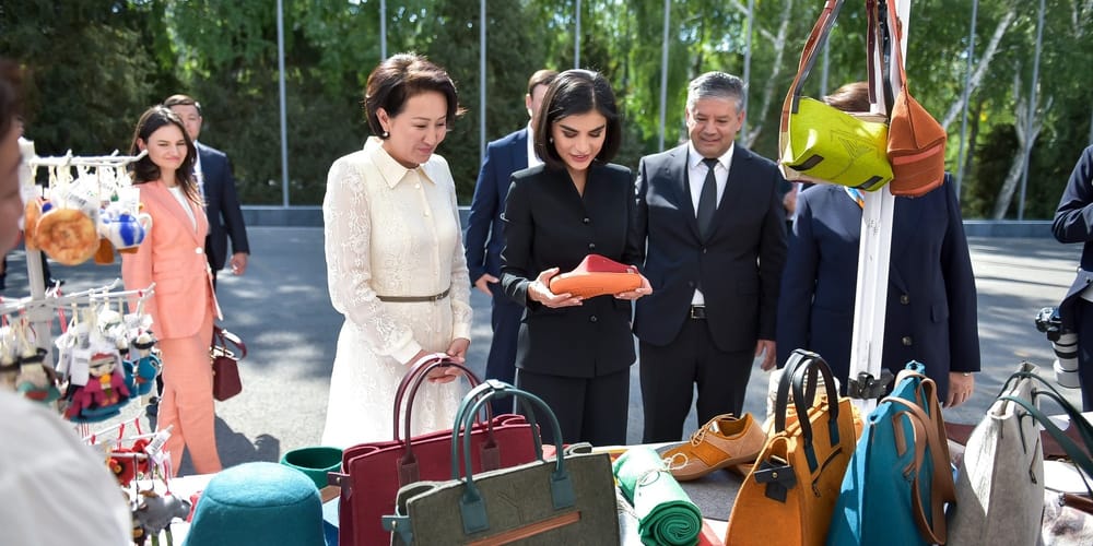 Айгуль Жапарова и Саида Мирзиеева посетили выставку проектов кыргызстанских предпринимательниц изображение публикации