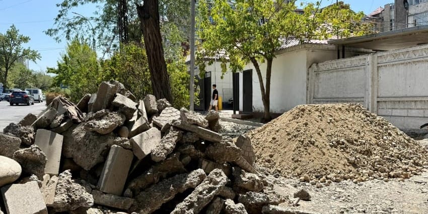 «Бишкекасфальтсервис» обновляет тротуар на ул. Гоголя — последний ремонт был в советское время изображение публикации