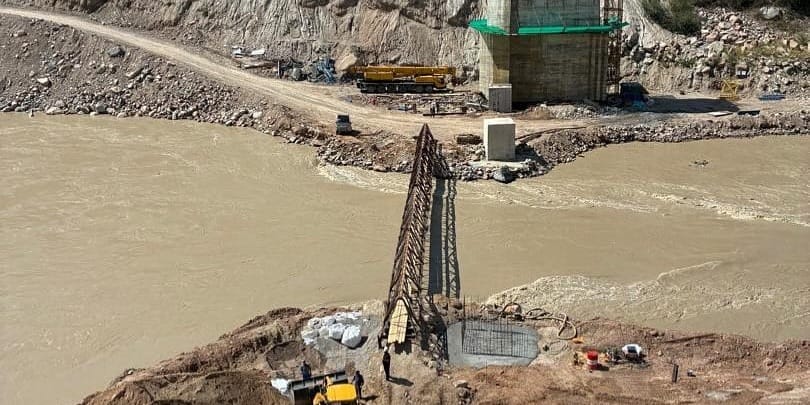 На Камбар-Атинской ГЭС-1 построили временный мост через реку Нарын изображение публикации