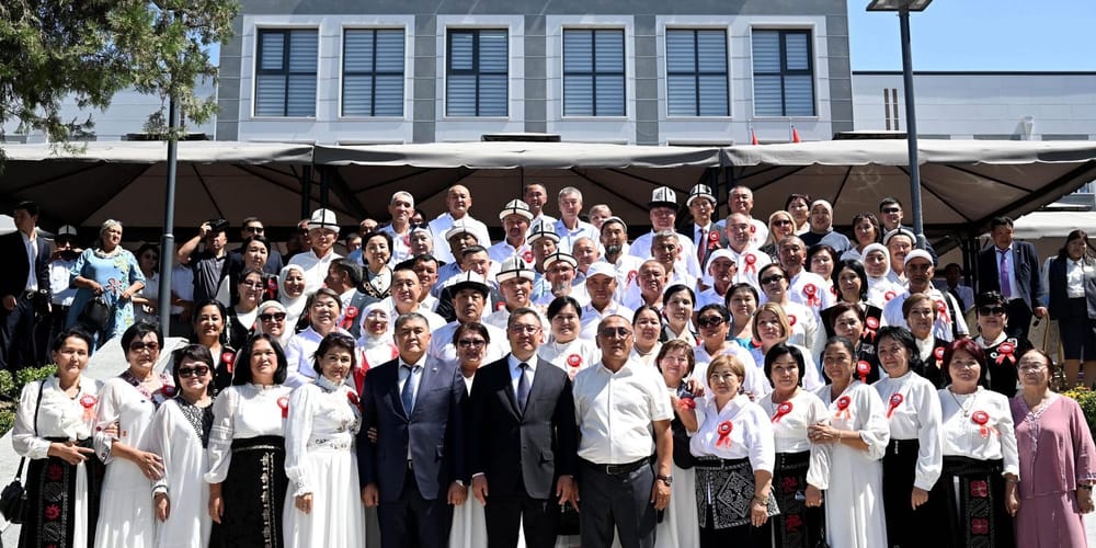 Садыр Жапаров открыл в Оше школу-интернат им. Терешковой и анонсировал повышение зарплат учителей изображение публикации