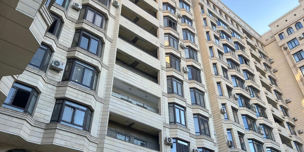 Жители дома на ул. Боконбаева в Бишкеке получили документы на квартиры спустя семь лет ожидания изображение публикации