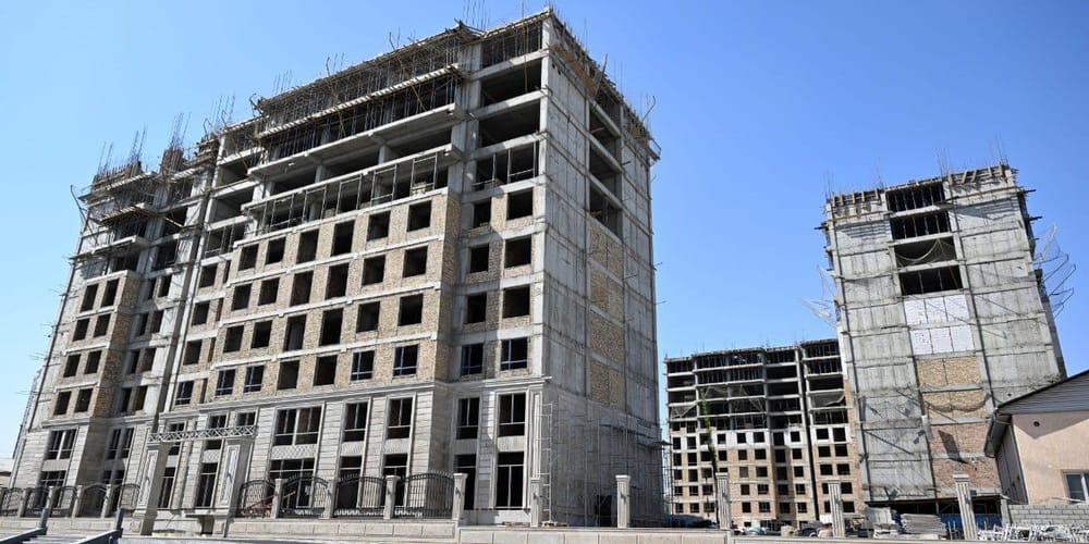 Жапаров проинспектировал строительство ЖК «Асман Резиденс-1» в Оше на 543 квартиры изображение публикации