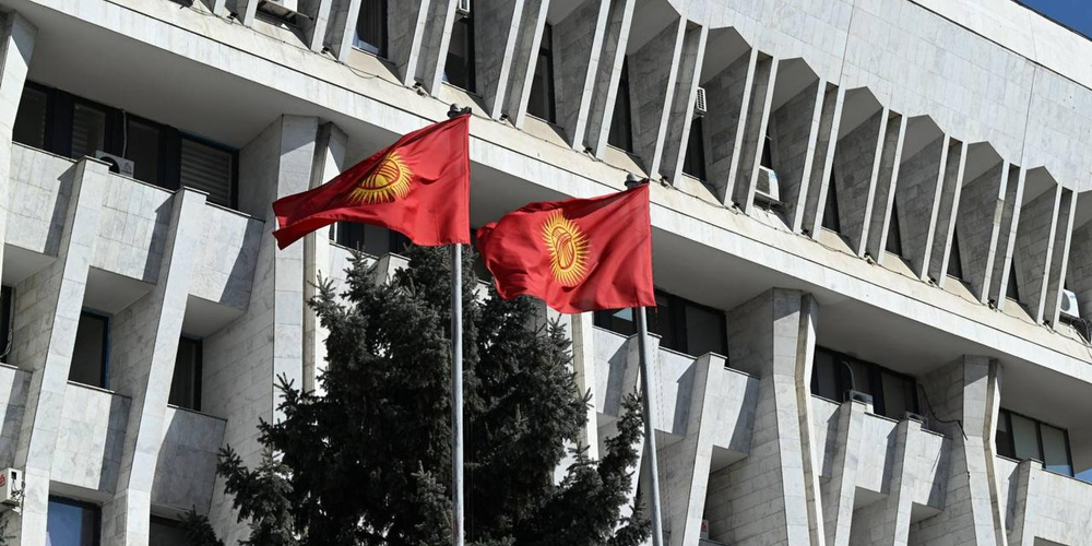 Садыр Жапаров вернул в Жогорку Кенеш с возражениями законопроект о привилегиях для экс-спикеров изображение публикации