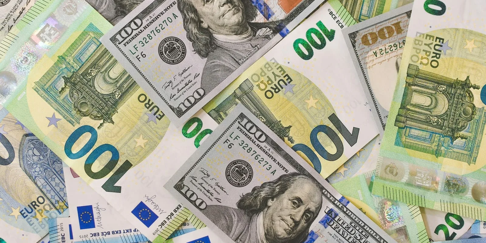 Доллар без изменений, евро прибавил 0.6 сома — курс валют на 8 сентября в обменках и комбанках КР изображение публикации