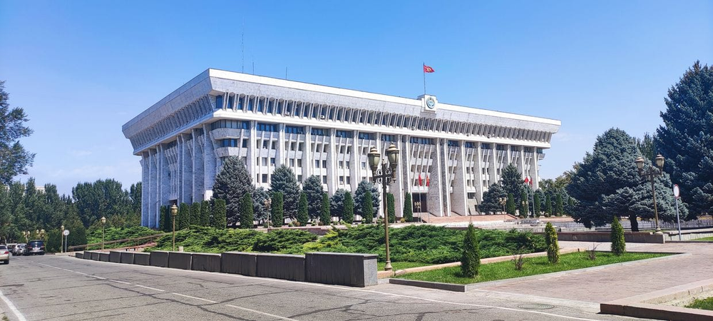 В Жогорку Кенеше начат сбор подписей за самороспуск парламента изображение публикации