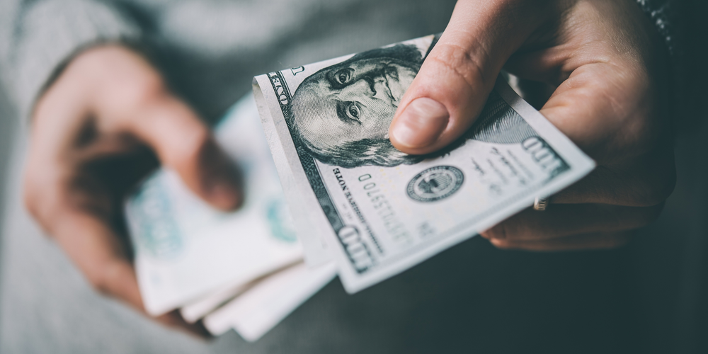 Сколько стоят основные валюты в обменках Бишкека и комбанках КР? Актуальный курс на 19 сентября изображение публикации