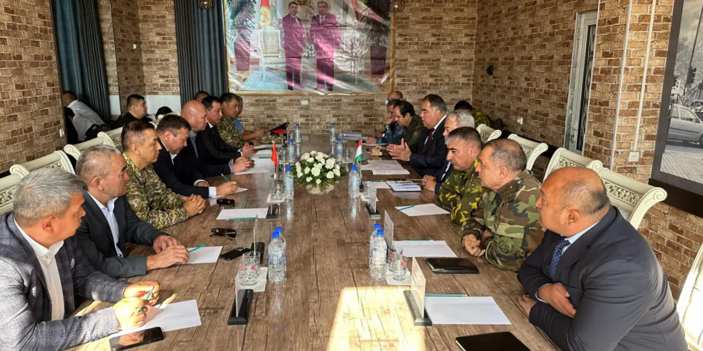 Кыргызстан и Таджикистан обсудили переселение жителей приграничных районов изображение публикации