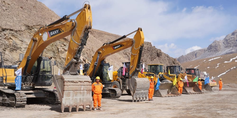 В Кыргызстане начато строительство крупнейших тоннелей на трассе Барскоон – Бедель изображение публикации