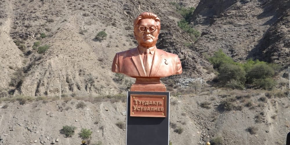 На Курпсайской ГЭС открыли памятник Турдакуну Усубалиеву изображение публикации