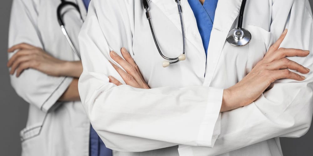 Главврачам региональных больниц КР могут разрешить подработку в частных клиниках изображение публикации