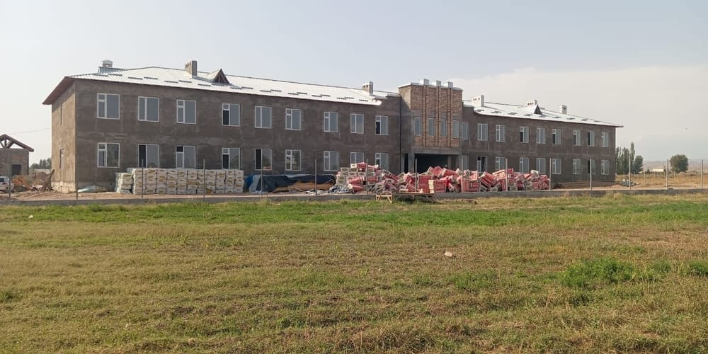 В селе Кызыл-Жар возводят школу за 127 млн сомов изображение публикации