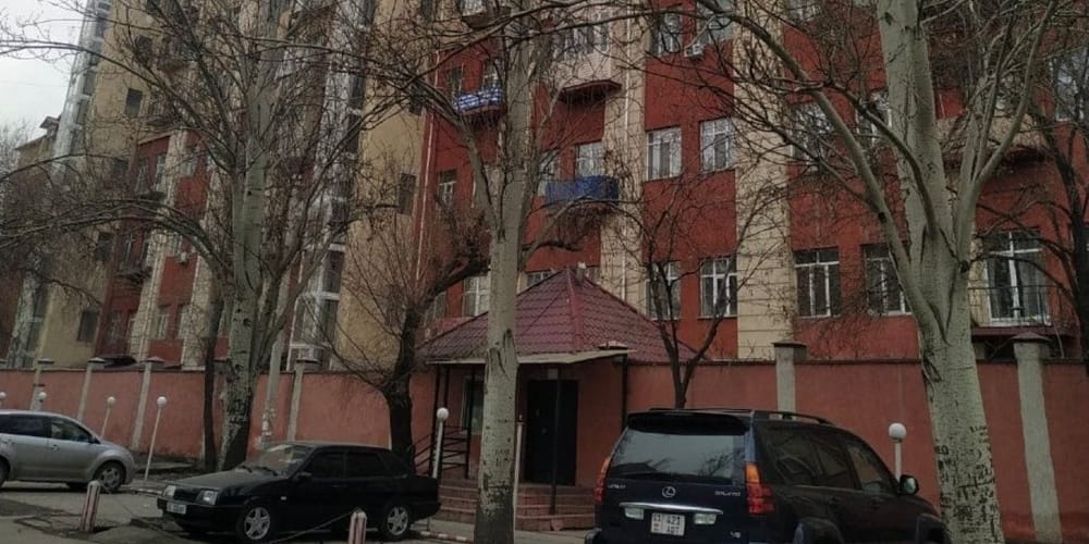 После 15 лет ожидания жильцы многоэтажки в Бишкеке получили документы на недвижимость изображение публикации