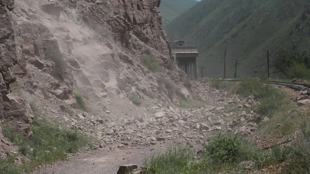 На трассе Бишкек – Нарын – Торугарт ограничат движение из-за спуска камней изображение публикации