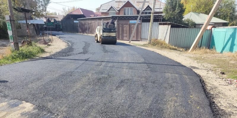 В Бишкеке укладывают новый асфальт на улице Кулиева изображение публикации