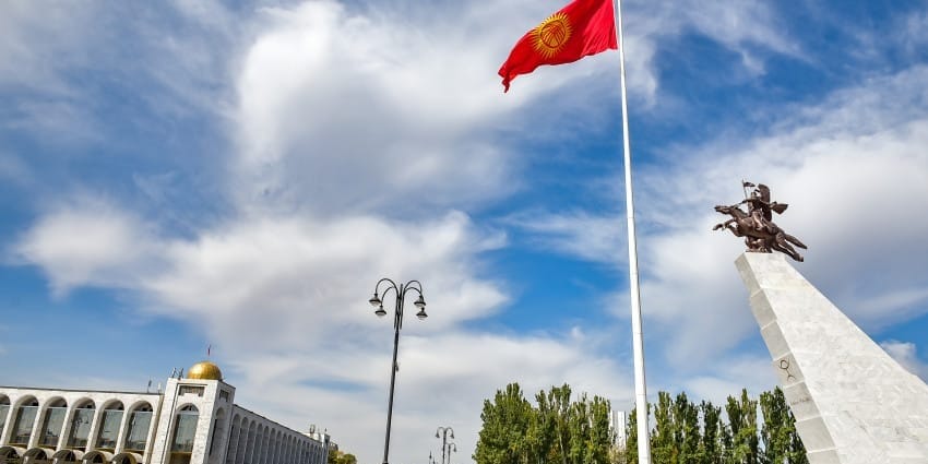 Интернет-провайдеров обязали убрать кабели с фасадов зданий в Бишкеке изображение публикации