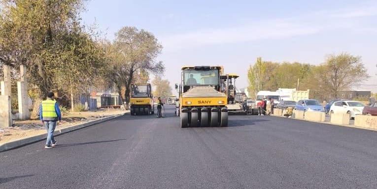 На трассе Бишкек – Кант – Токмок завершают укладку первого слоя асфальта изображение публикации