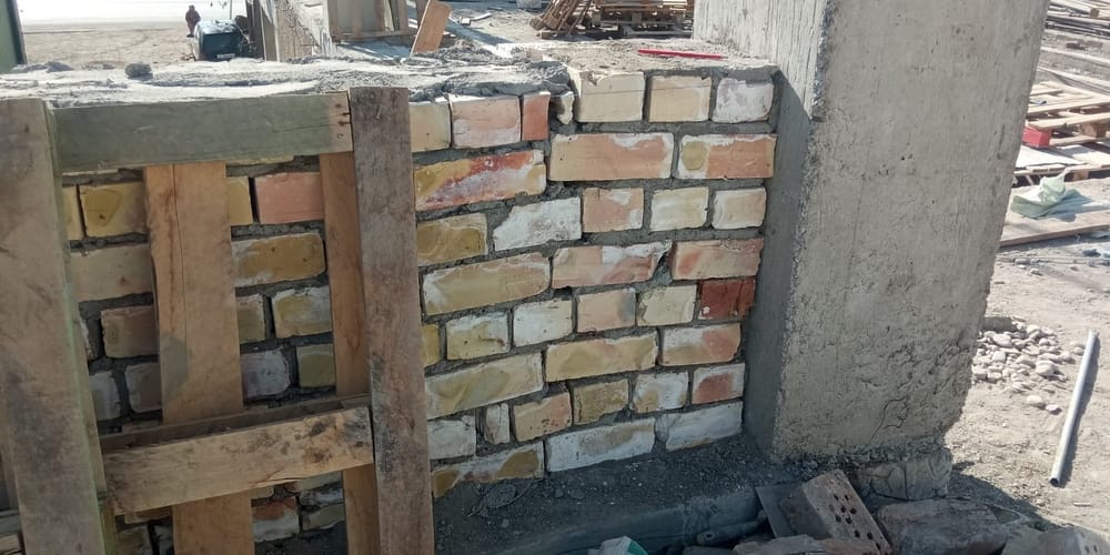 В Токтогуле демонтировали неправильно возведенные конструкции торгового центра изображение публикации