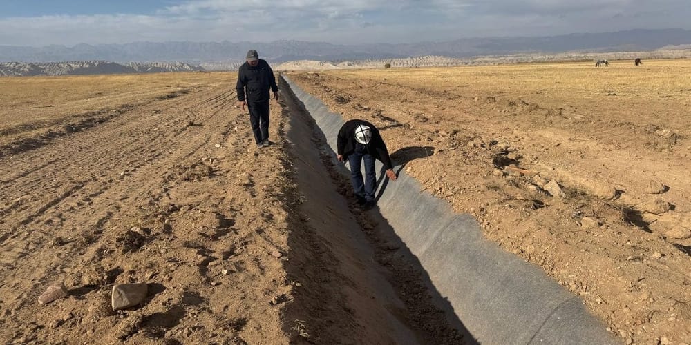 В Ак-Талинском районе восстанавливают оросительные каналы с применением бетонного полотна изображение публикации