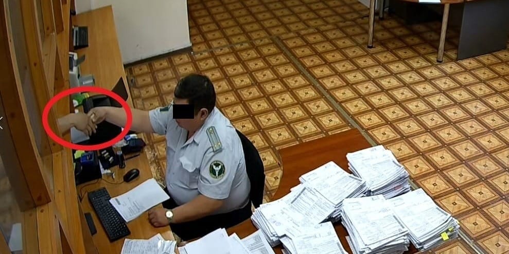 Пять инспекторов Таможенной службы задержаны за поборы в «СЭЗ Бишкек» (ВИДЕО) изображение публикации