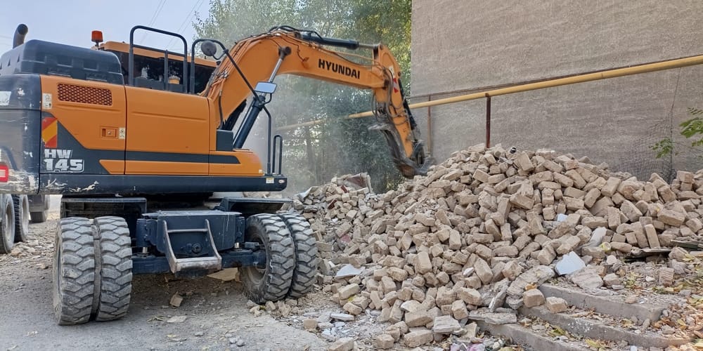 В Манасе снесли незаконные постройки и выписали штрафы на 220 тысяч сомов изображение публикации