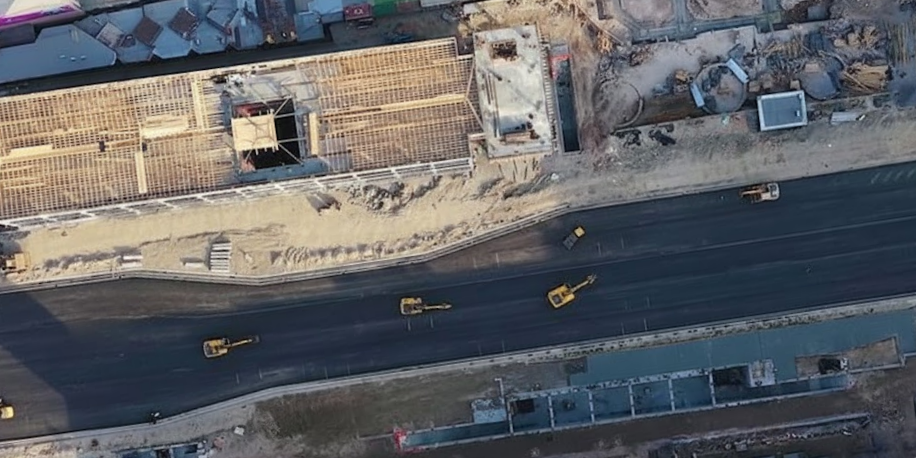 В мэрии Бишкека объяснили, почему дорога у ЦУМа «кажется узкой» изображение публикации