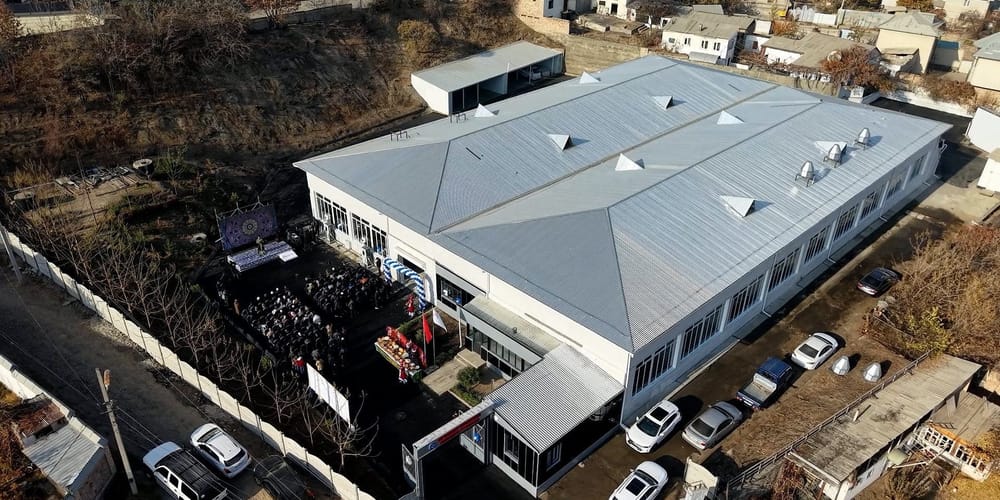 Разграбленные помещения и заваленный двор: как реконструировали автогараж мэрии Оша изображение публикации