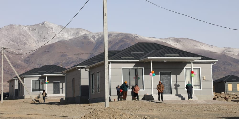 Шесть семей переселили из зоны у железной дороги в Балыкчы — Ташиев вручил ключи от новых домов изображение публикации