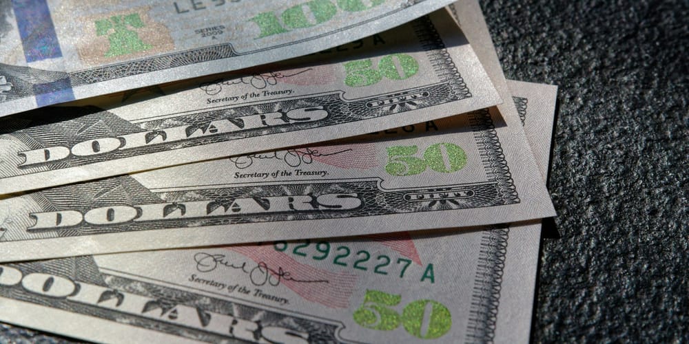 НБ КР вышел на рынок с крупнейшей интервенцией — продал почти $174 млн изображение публикации