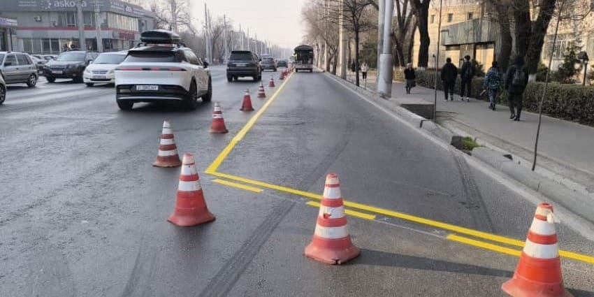 В Бишкеке на ул. Ахунбаева обновили выделенную полосу для автобусов изображение публикации