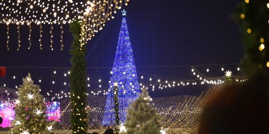 На площади Ала-Тоо в Бишкеке прошла церемония зажжения огней новогодней елки изображение публикации