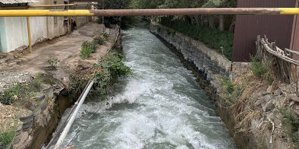 Компания в Оше незаконно заняла водоохранную зону канала «Жекелик» и получила серию штрафов изображение публикации