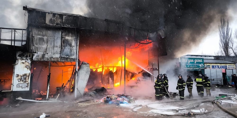 На рынке «Азиз» в Бишкеке произошел пожар: площадь возгорания — около 500 м² (фото, видео) изображение публикации