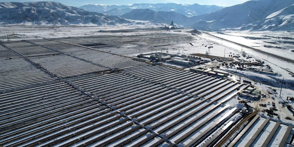 Садыр Жапаров в Кемине запустил первую солнечную электростанцию мощностью 100 мегаватт изображение публикации