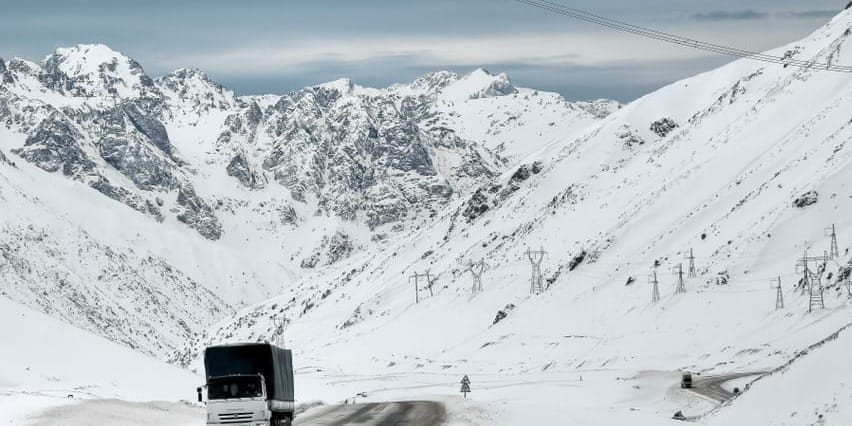 Из-за бурана и снегопада Минтранс ввел ограничения на перевалах Туз-Бел и Ала-Бель изображение публикации