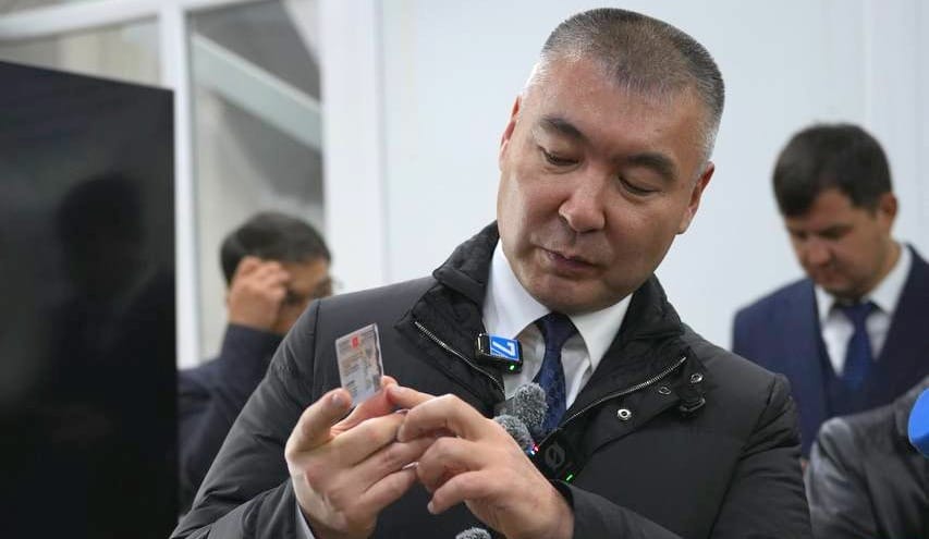 В КР запустили онлайн-перерегистрацию авто и показали техпаспорт нового образца изображение публикации