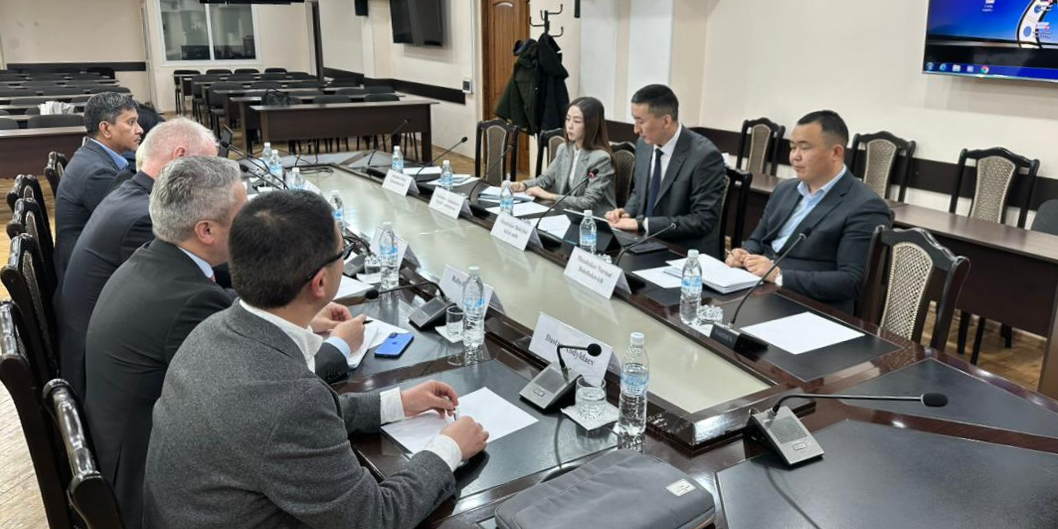 Электромобили, зарядки и «умные» дороги: Минтранс обсудил проекты с АБР изображение публикации