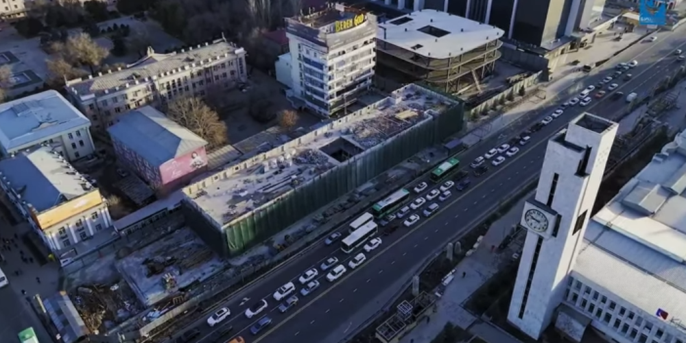 «Верните фонтаны»: Мэр Бишкека дал три дня на снос стройки возле ЦУМа (видео) изображение публикации