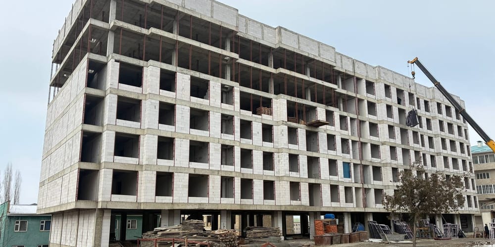 Минстрой оштрафовал стройкомпанию в Кызыл-Кие на 200 тысяч сомов изображение публикации