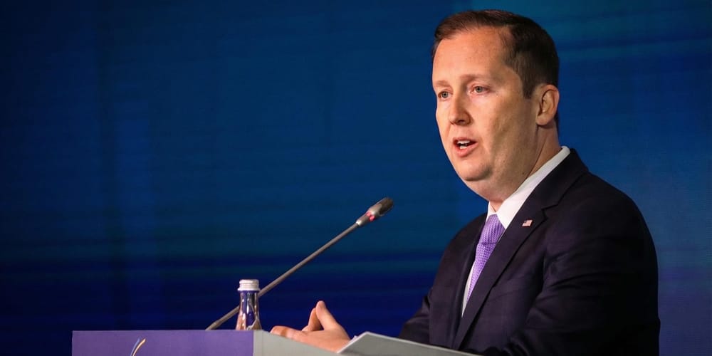 Почему США ужесточили визовые правила для КР, рассказал спецпосланник Трампа изображение публикации