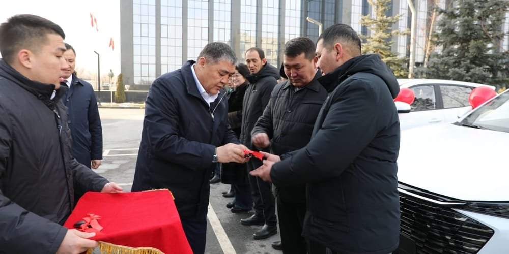 Камчыбек Ташиев передал медучреждениям Нарынской области 20 автомобилей изображение публикации