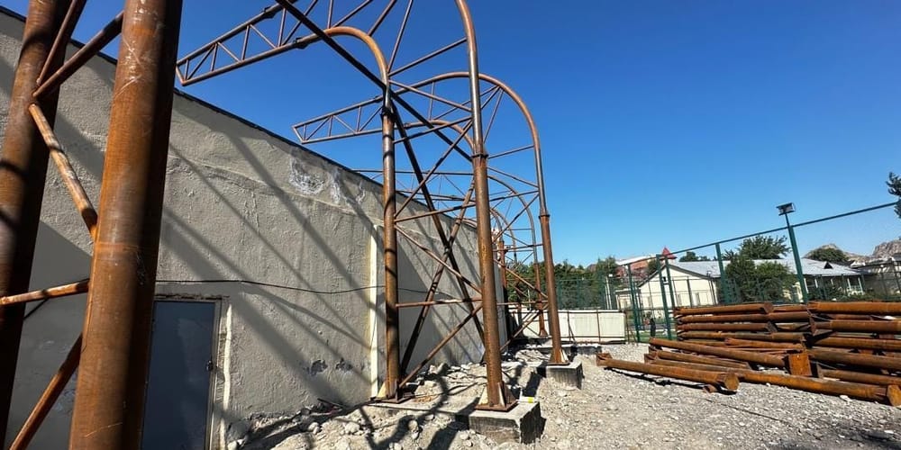 Минстрой проверил стадион в Оше после жалобы изображение публикации