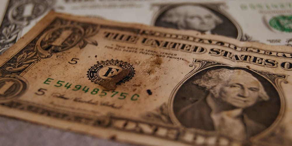 Нацбанк КР разрешил банкам вывозить старые доллары до сентября 2026 года изображение публикации